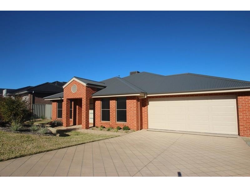 16 Egret Way, Thurgoona NSW 2640