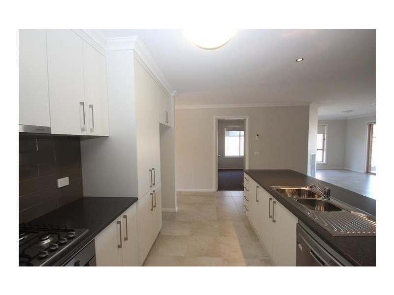 16 Egret Way, Thurgoona NSW 2640