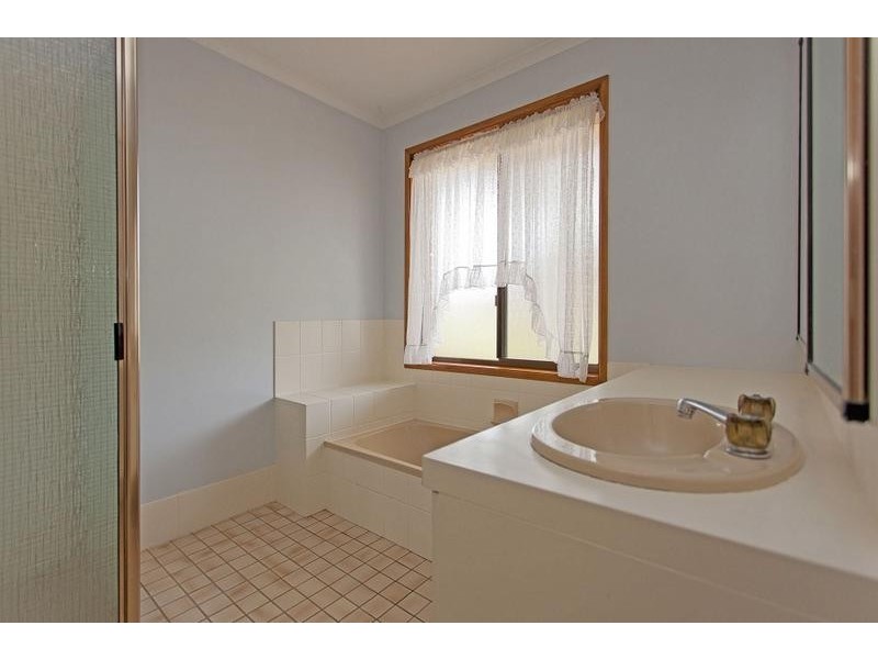 8 Ditmann Place, Lavington NSW 2641