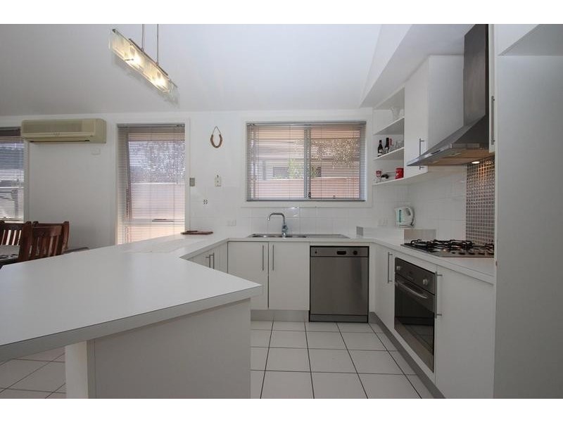 33 Kurrajong Crescent, West Albury NSW 2640