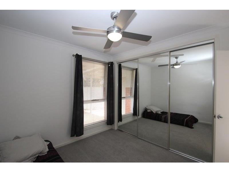 33 Kurrajong Crescent, West Albury NSW 2640