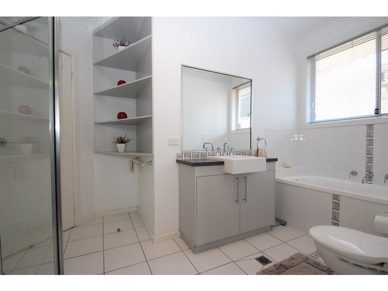 33 Kurrajong Crescent, West Albury NSW 2640