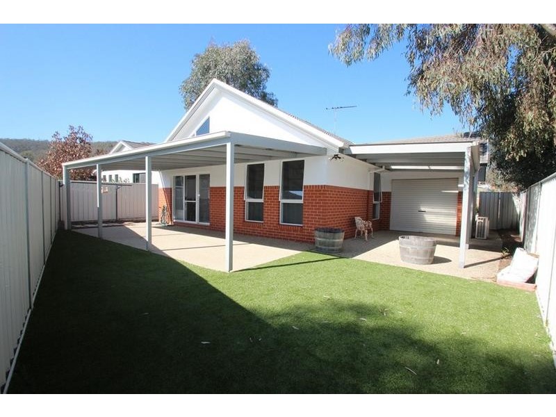 33 Kurrajong Crescent, West Albury NSW 2640