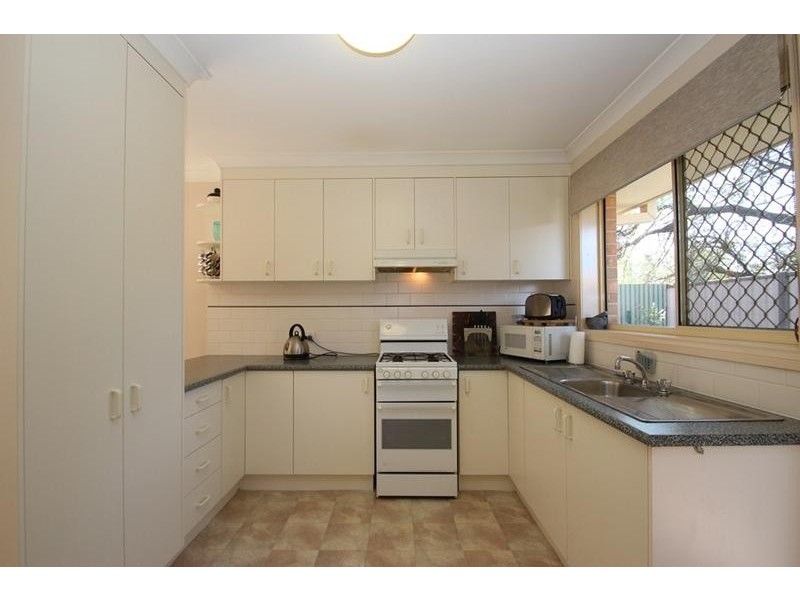 4/2 Owen Court, Lavington NSW 2641