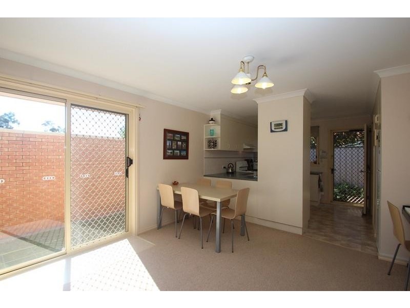 4/2 Owen Court, Lavington NSW 2641