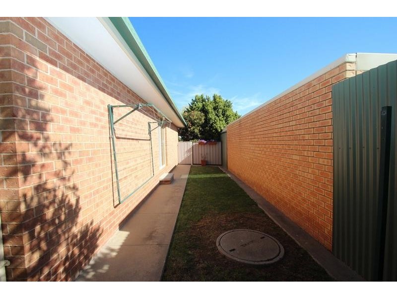 4/2 Owen Court, Lavington NSW 2641