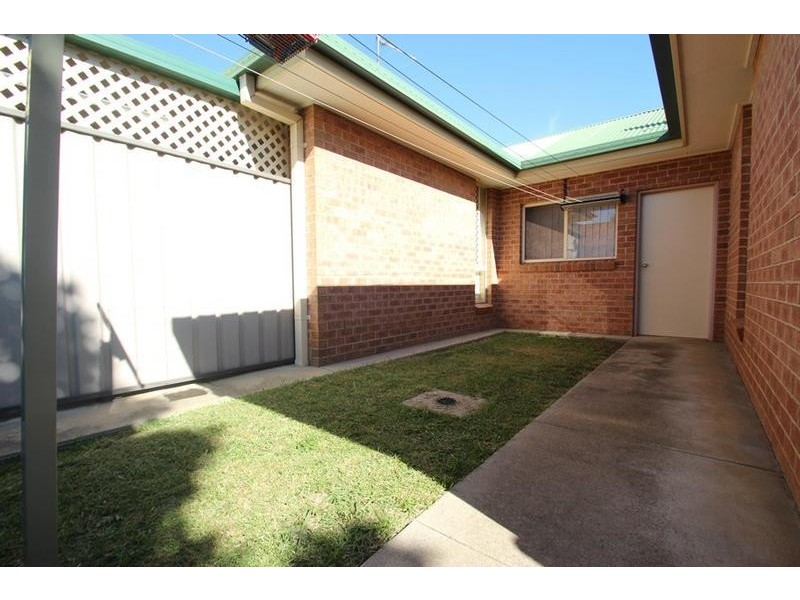 4/2 Owen Court, Lavington NSW 2641