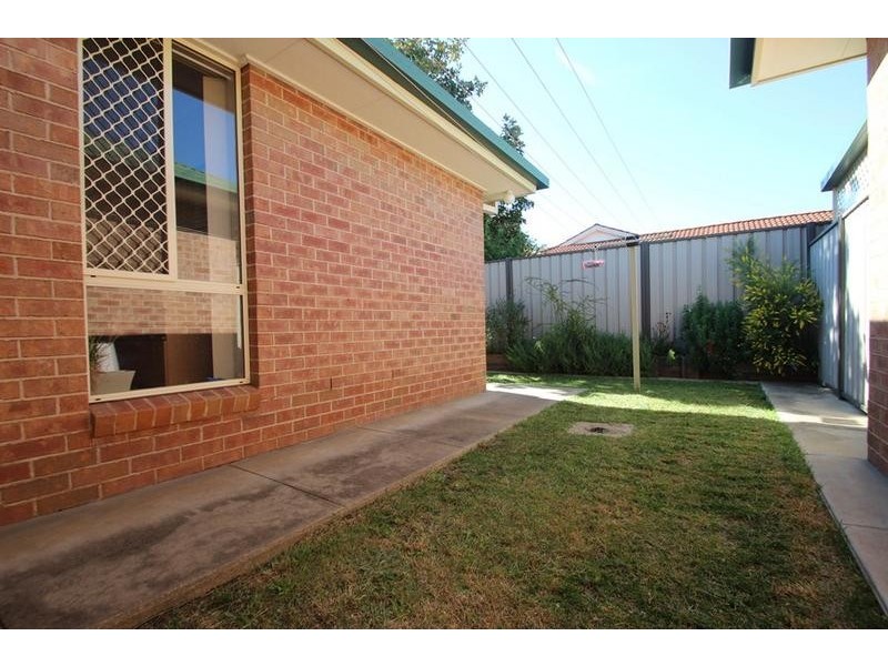4/2 Owen Court, Lavington NSW 2641