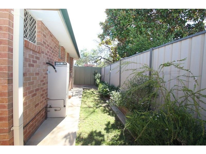 4/2 Owen Court, Lavington NSW 2641