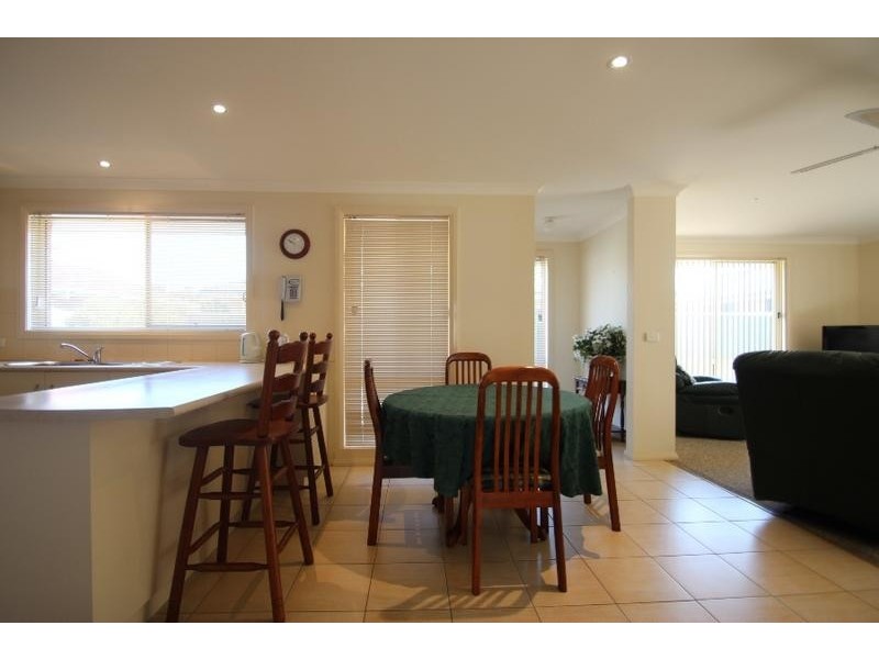 2/13 Rachel Court, Lavington NSW 2641