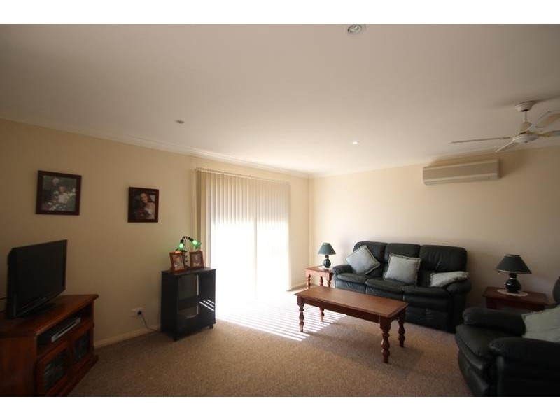 2/13 Rachel Court, Lavington NSW 2641