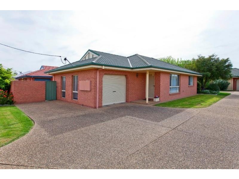 1/372 Cambourne Street, Lavington NSW 2641