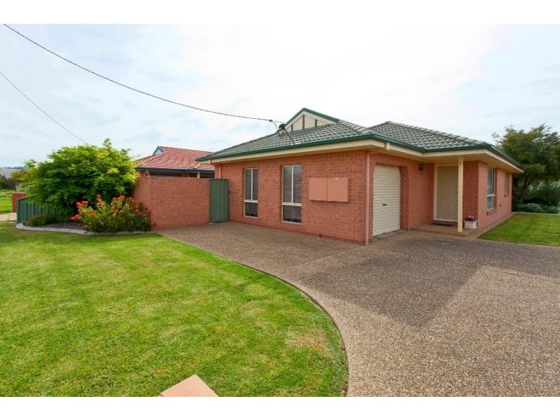 1/372 Cambourne Street, Lavington NSW 2641
