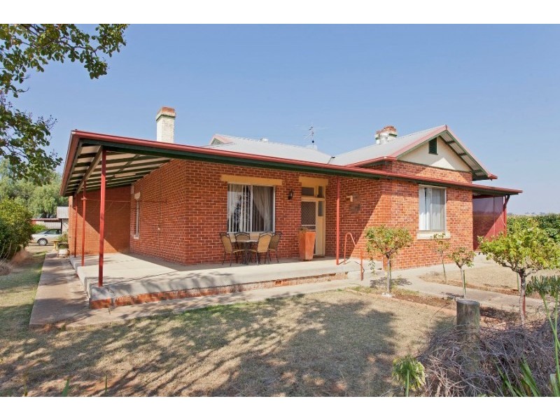 6 Clive Court, Table Top NSW 2640