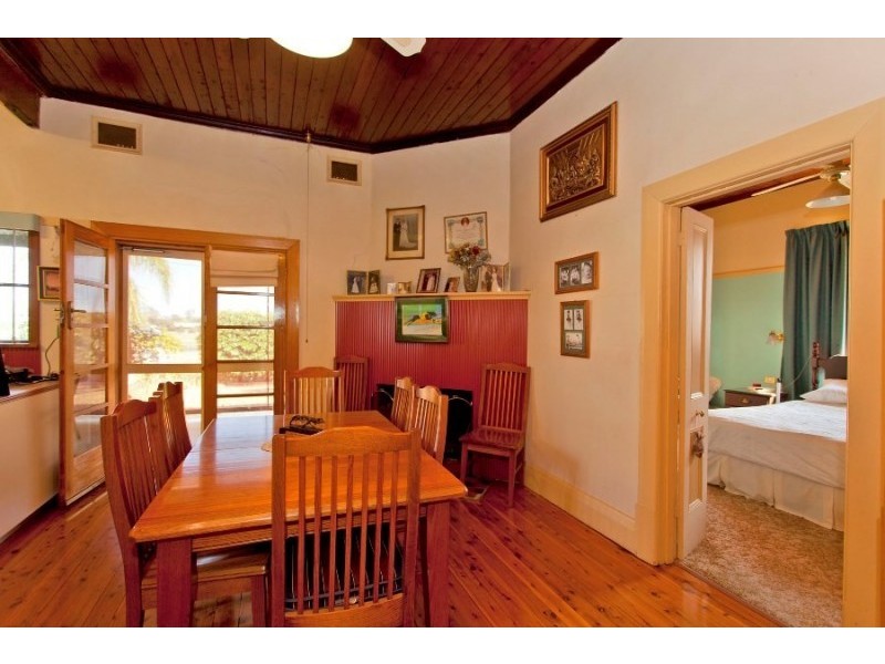 6 Clive Court, Table Top NSW 2640