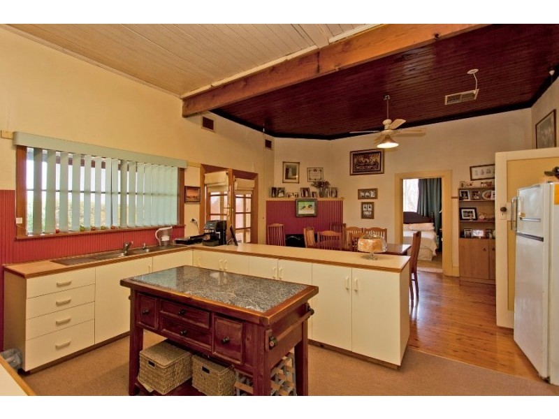 6 Clive Court, Table Top NSW 2640