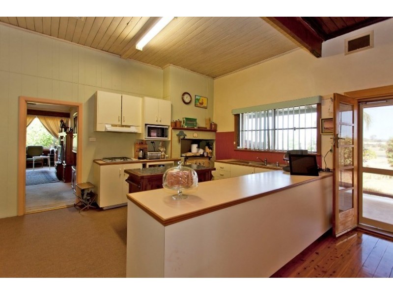 6 Clive Court, Table Top NSW 2640