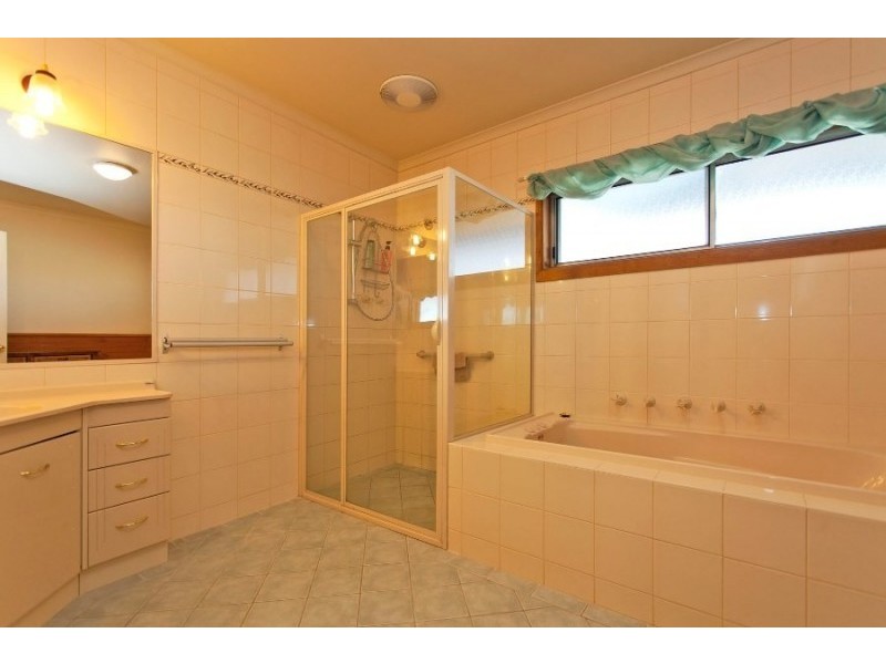 6 Clive Court, Table Top NSW 2640