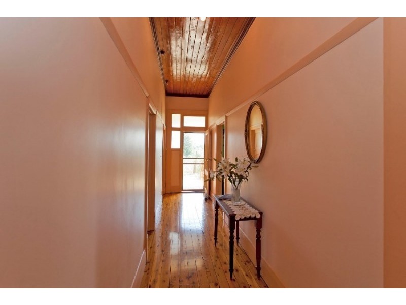 6 Clive Court, Table Top NSW 2640