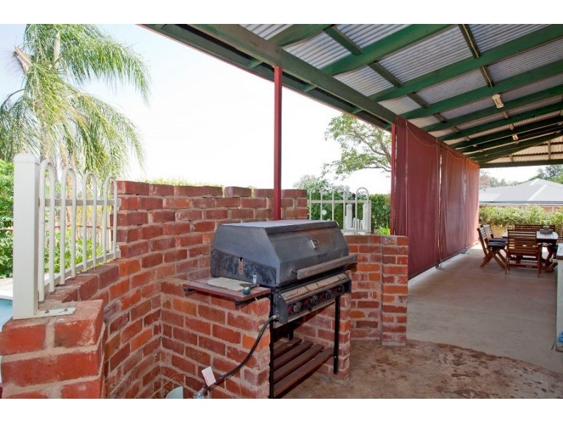 6 Clive Court, Table Top NSW 2640