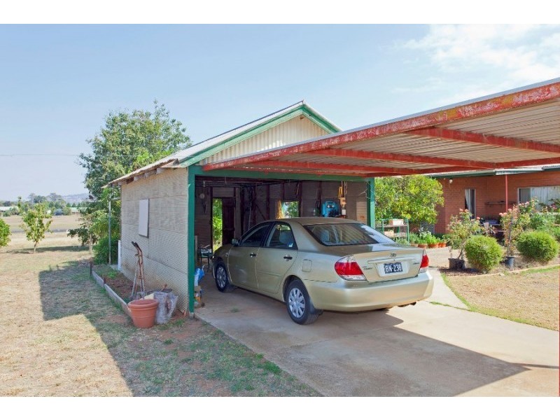 6 Clive Court, Table Top NSW 2640