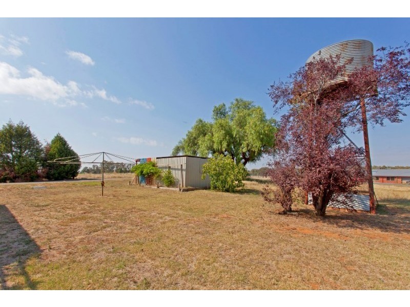 6 Clive Court, Table Top NSW 2640