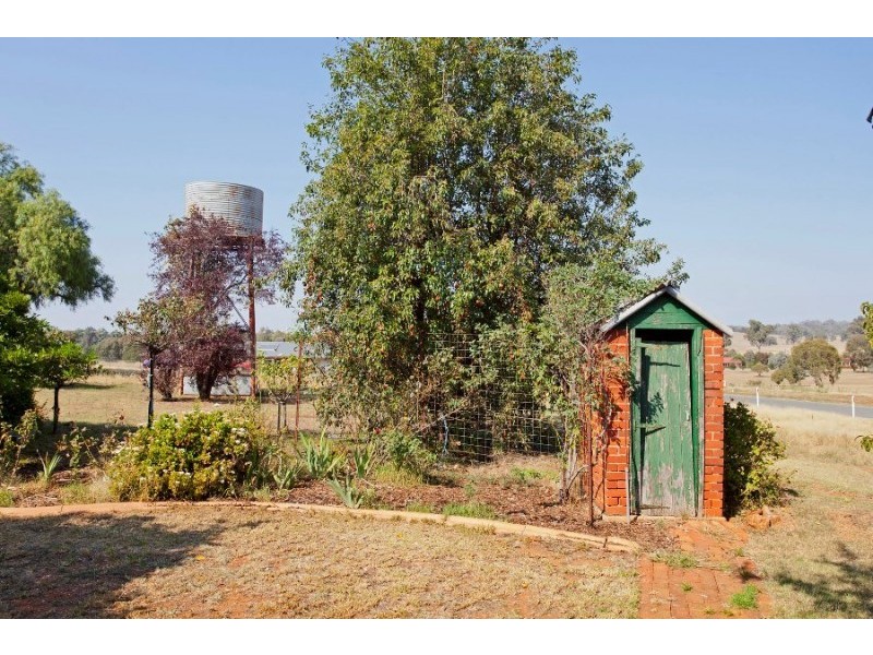 6 Clive Court, Table Top NSW 2640