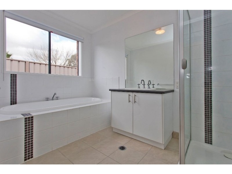 9 Snow Gum Place, Thurgoona NSW 2640