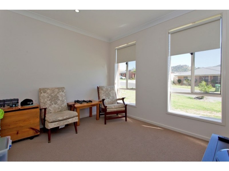12 Nicola Place, Lavington NSW 2641