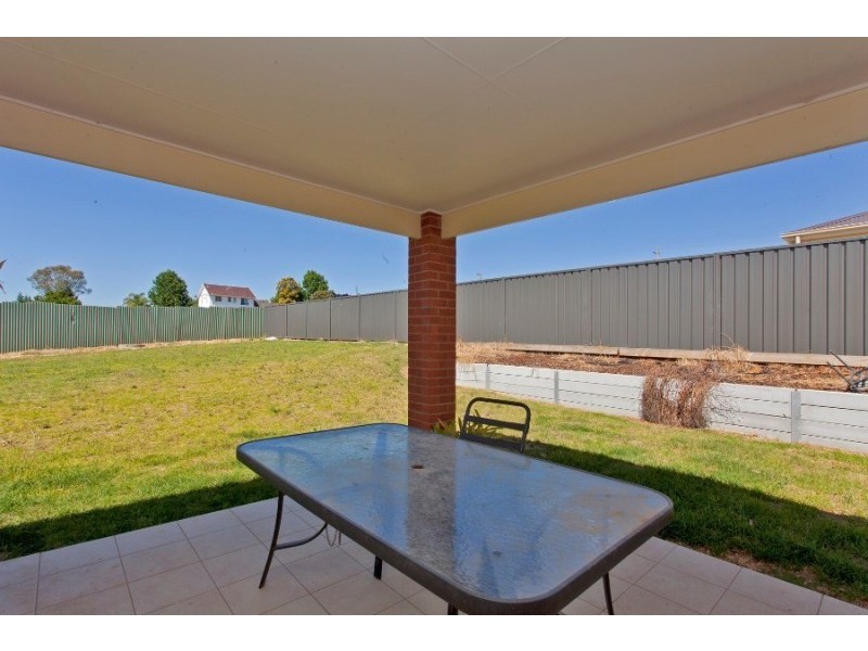 12 Nicola Place, Lavington NSW 2641
