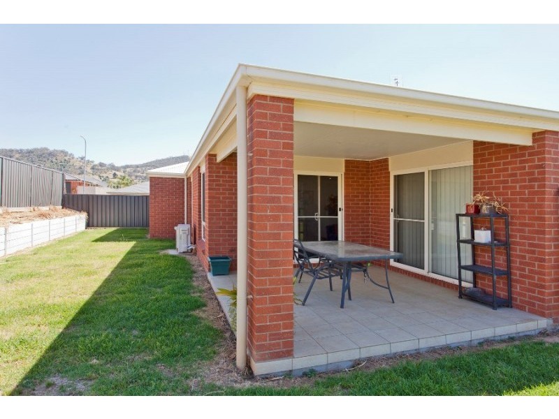 12 Nicola Place, Lavington NSW 2641