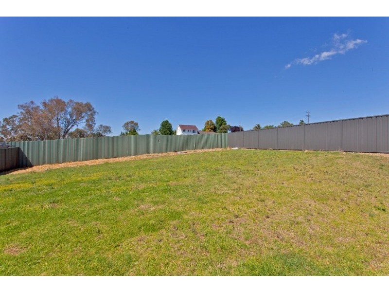 12 Nicola Place, Lavington NSW 2641