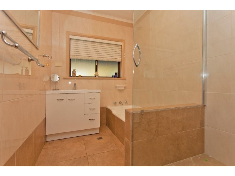 162 Hoddle Street, Howlong NSW 2643