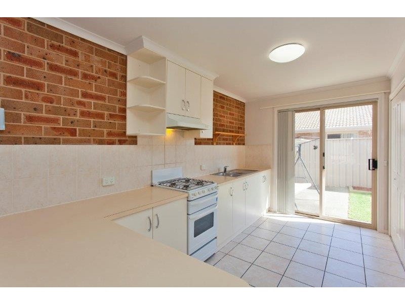 2/472 Breen Street, Lavington NSW 2641