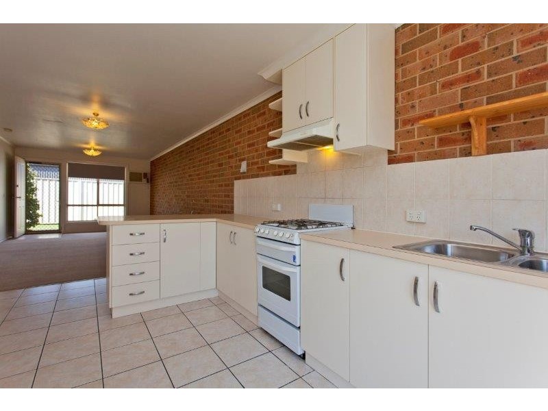 2/472 Breen Street, Lavington NSW 2641