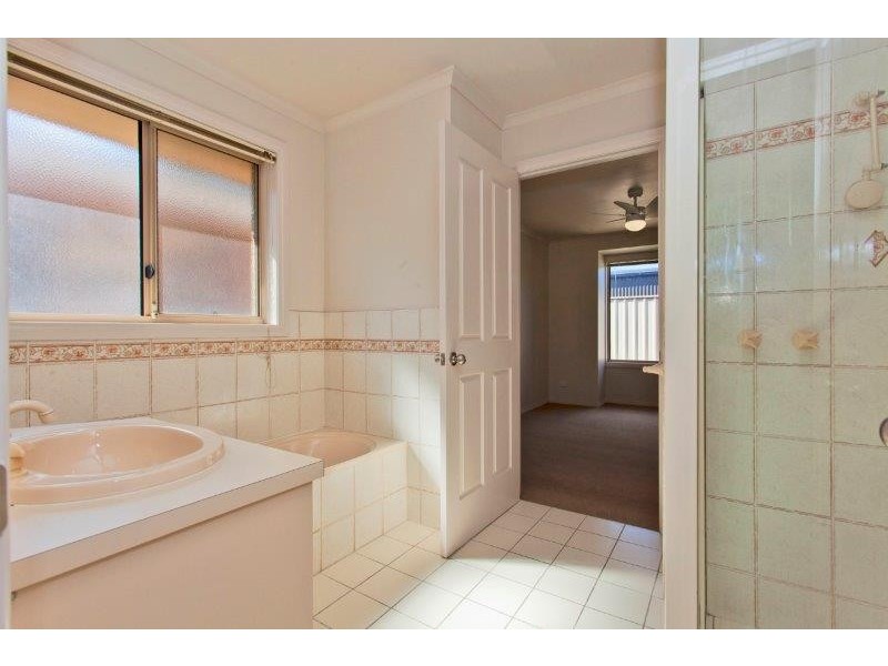 2/472 Breen Street, Lavington NSW 2641