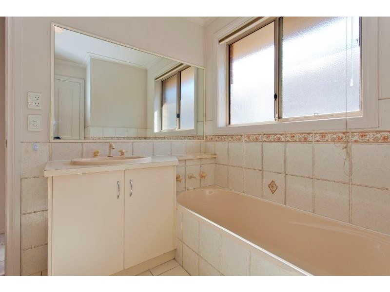 2/472 Breen Street, Lavington NSW 2641