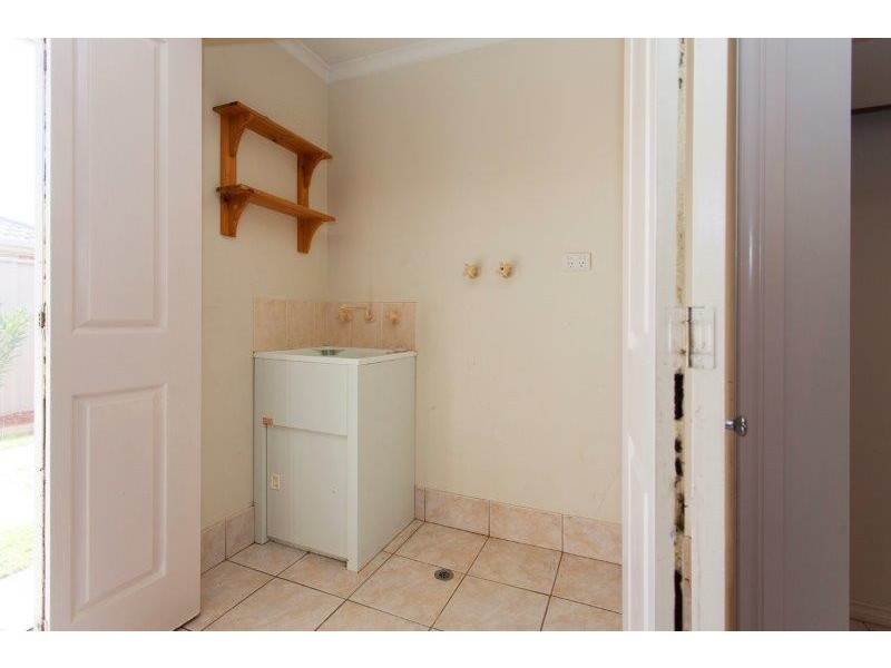 2/472 Breen Street, Lavington NSW 2641