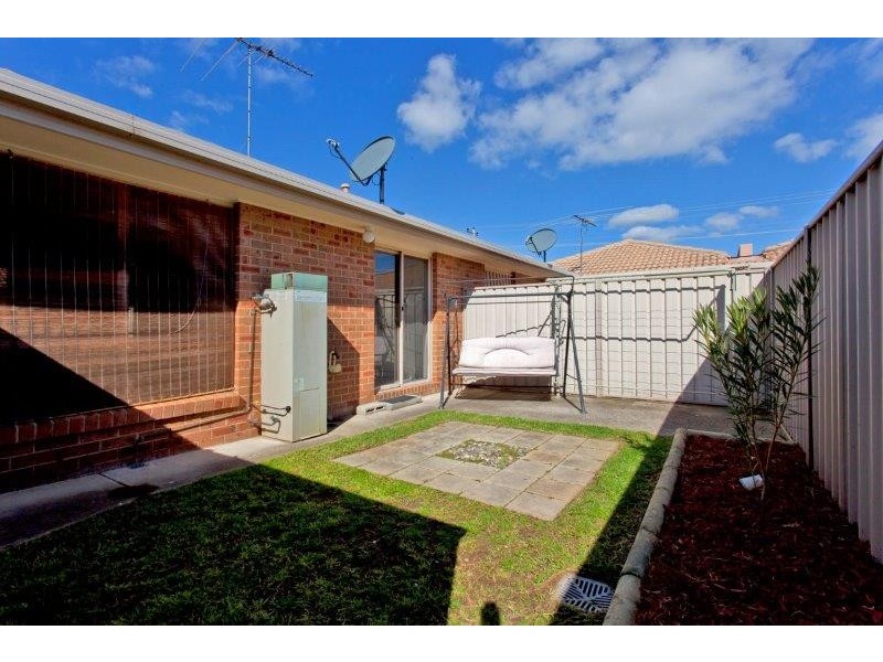 2/472 Breen Street, Lavington NSW 2641