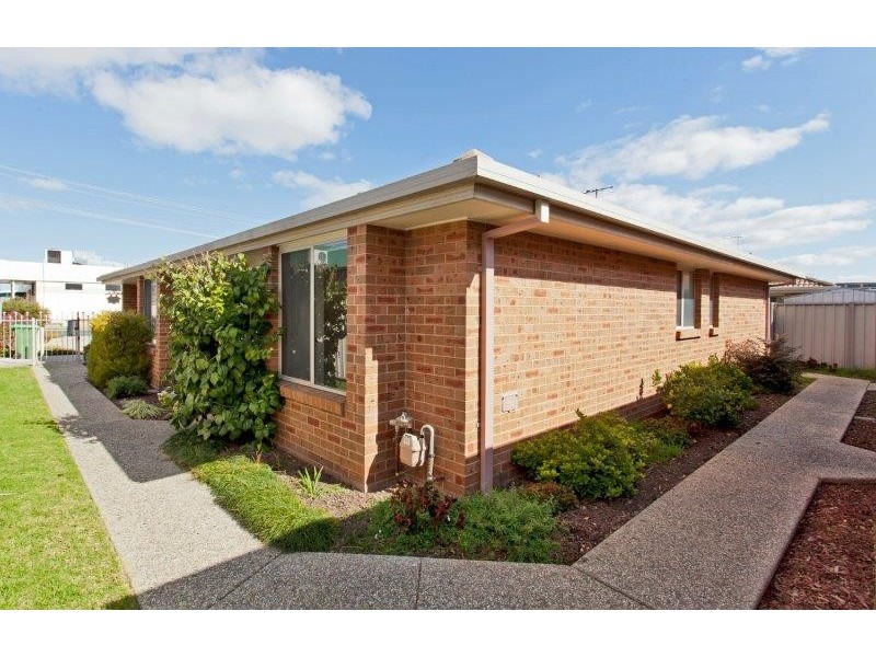 2/472 Breen Street, Lavington NSW 2641