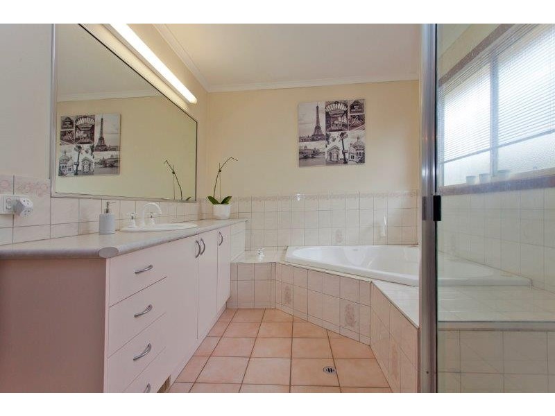 1/6 Southernview Drive, West Albury NSW 2640