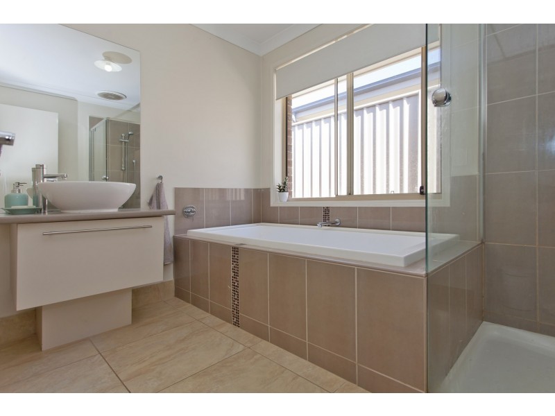 16 Stringybark Court, Thurgoona NSW 2640