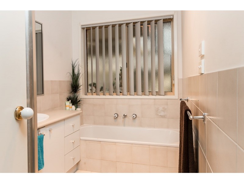 6 Titan Court, Lavington NSW 2641