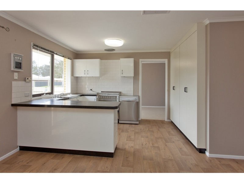 27 Hotham Circuit, Thurgoona NSW 2640