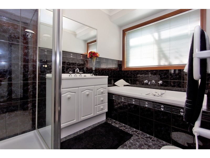 23 Wattle Way, West Albury NSW 2640