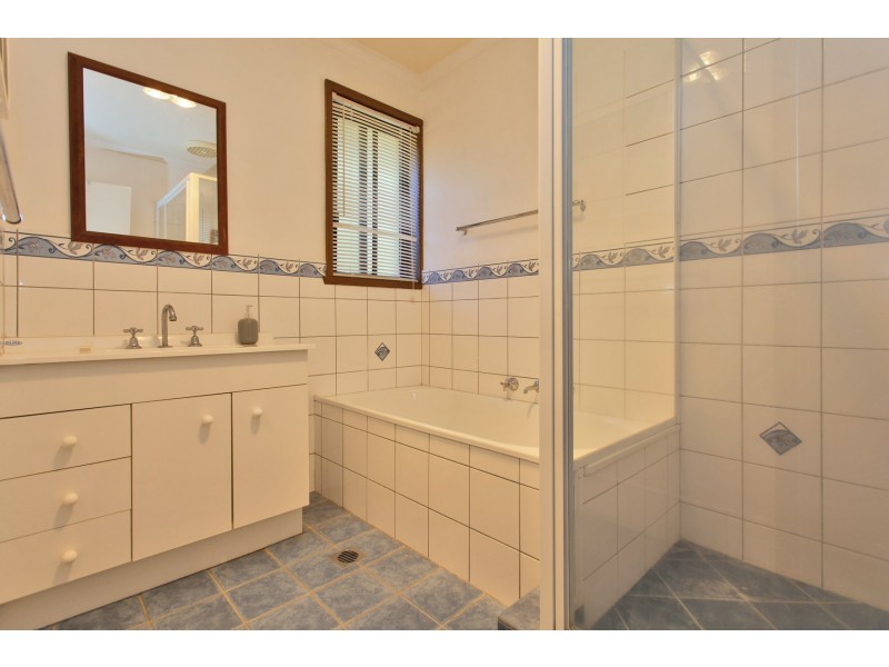 4 Budginigi Place, Thurgoona NSW 2640