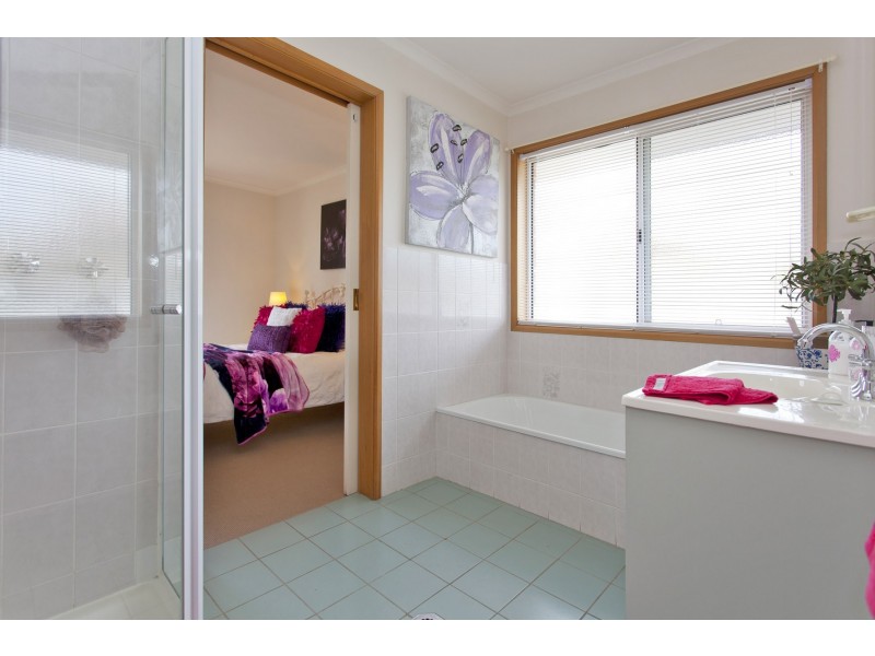 1/2 Creighton Court, Lavington NSW 2641