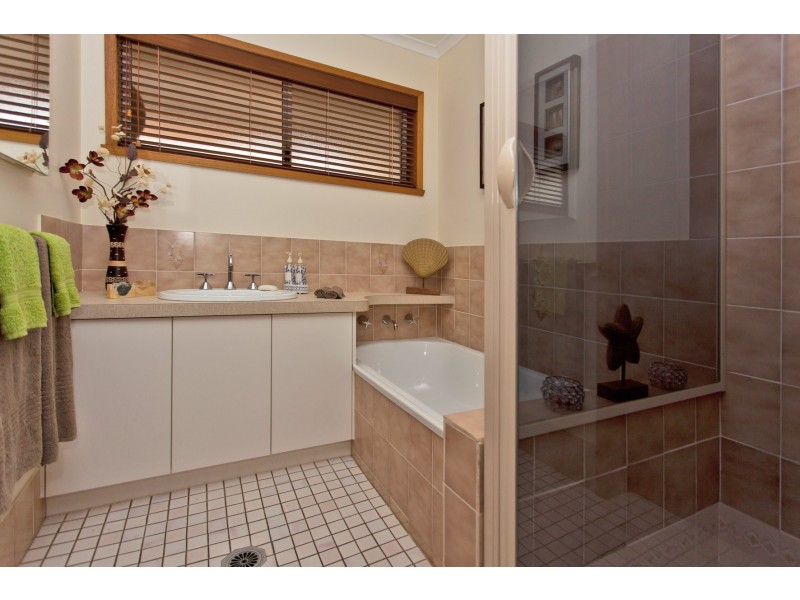 301 Desmond Street, Lavington NSW 2641