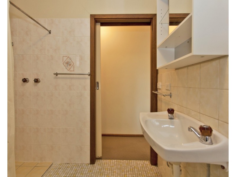 2/462 Parnall Street, Lavington NSW 2641