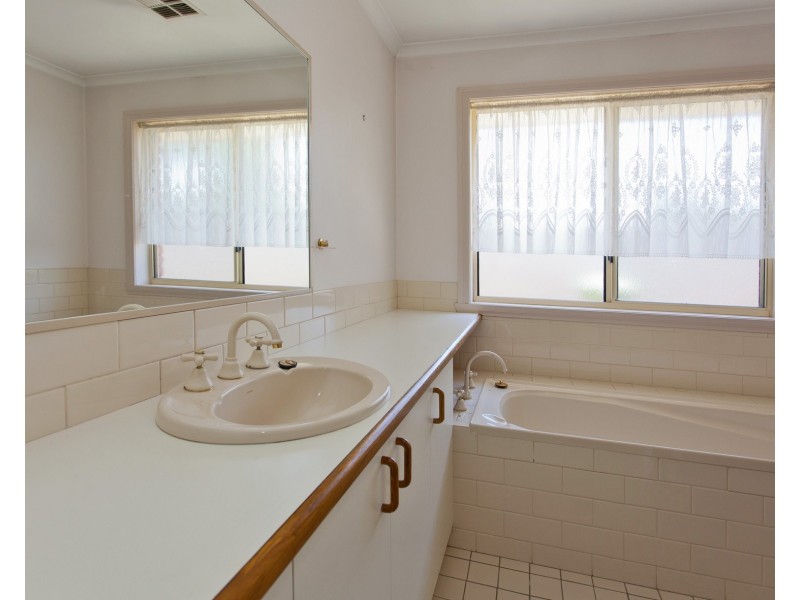 3 Owen Court, Lavington NSW 2641